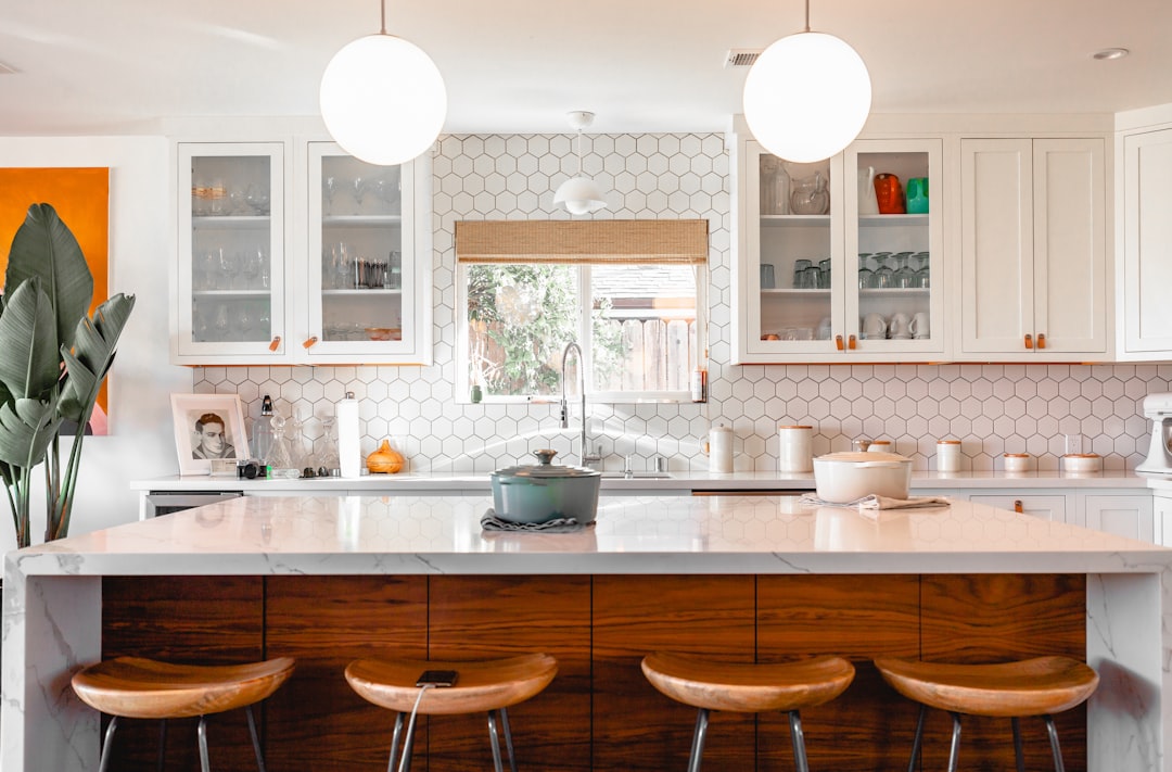 Grande cuisine moderne avec îlot central convivial. Grande cuisine moderne avec îlot central convivial.