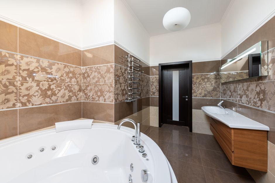 Salle de bain lumineuse avec carrelage bleu. Salle de bain lumineuse avec carrelage bleu.