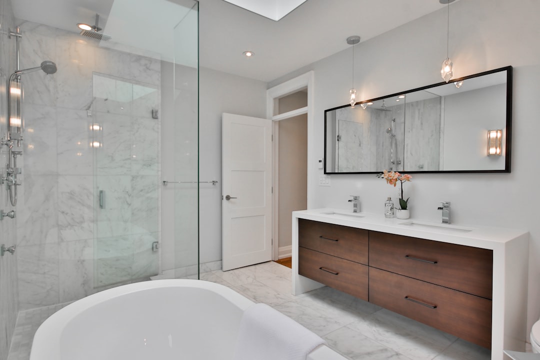 Petite salle de bain moderne avec douche vitrée. Petite salle de bain moderne avec douche vitrée.