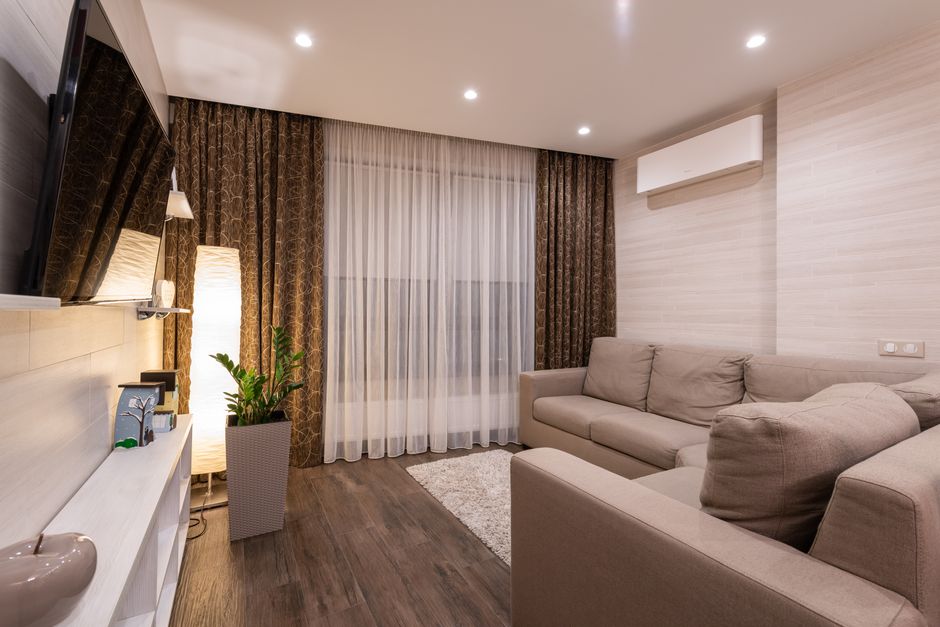 Rideaux à motifs floraux dans un salon moderne.