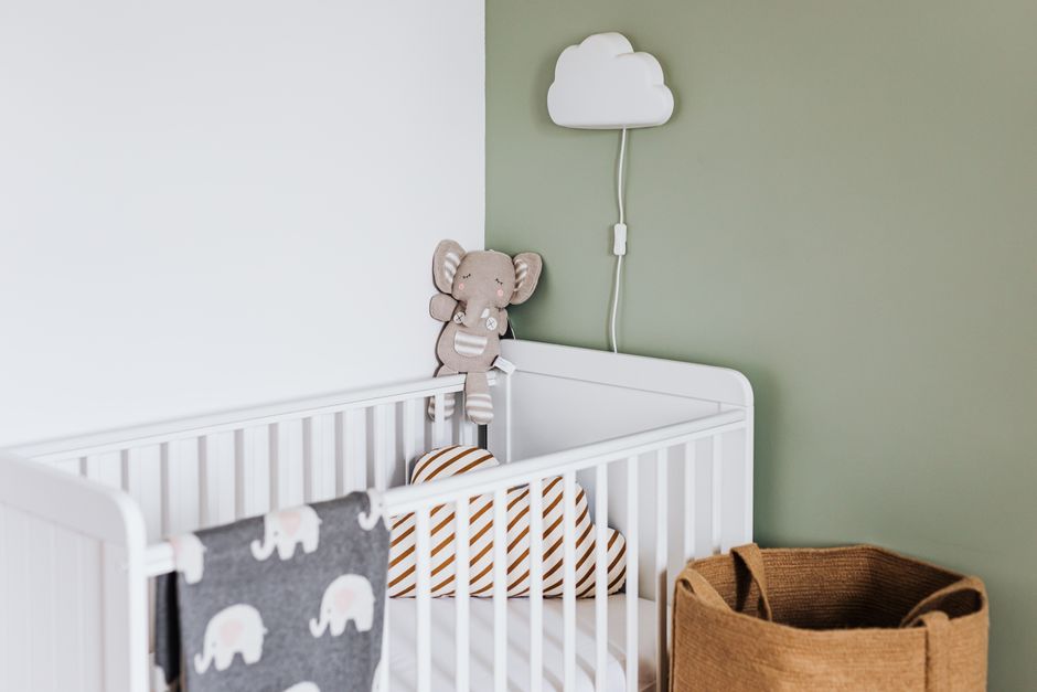 Lit enfant sous ciel étoilé avec mobiles.