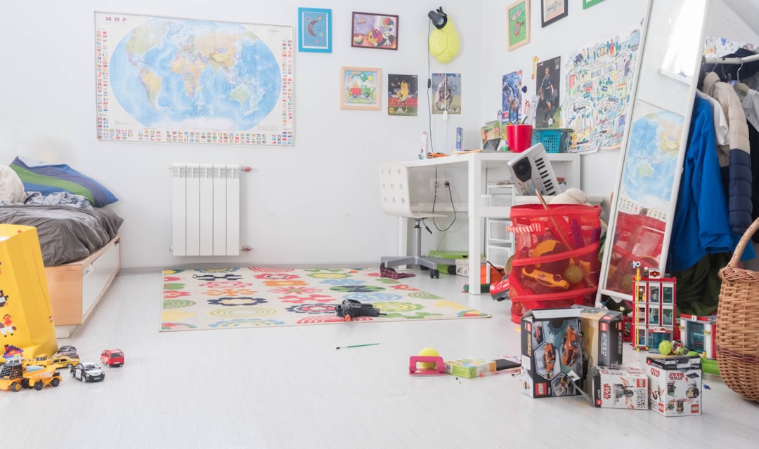 Chambre d'enfant avec couleurs pastel et jouets.