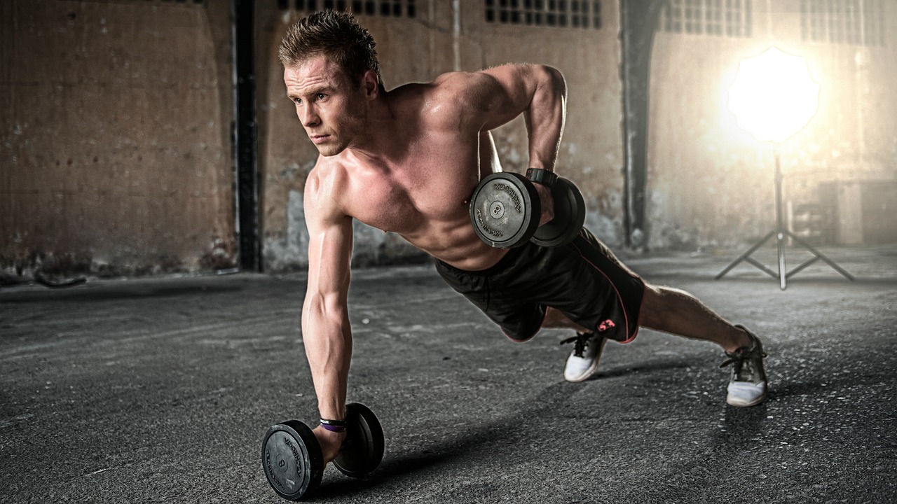 Poster met fitnessinspiratie naast loopband in homegym.