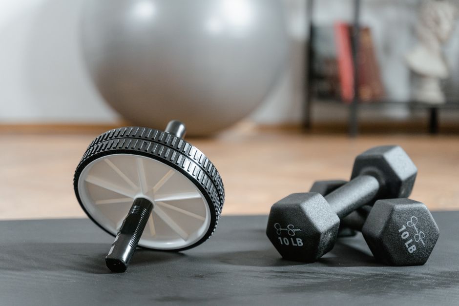 Moderne homegym met kleurrijke en motiverende posters.