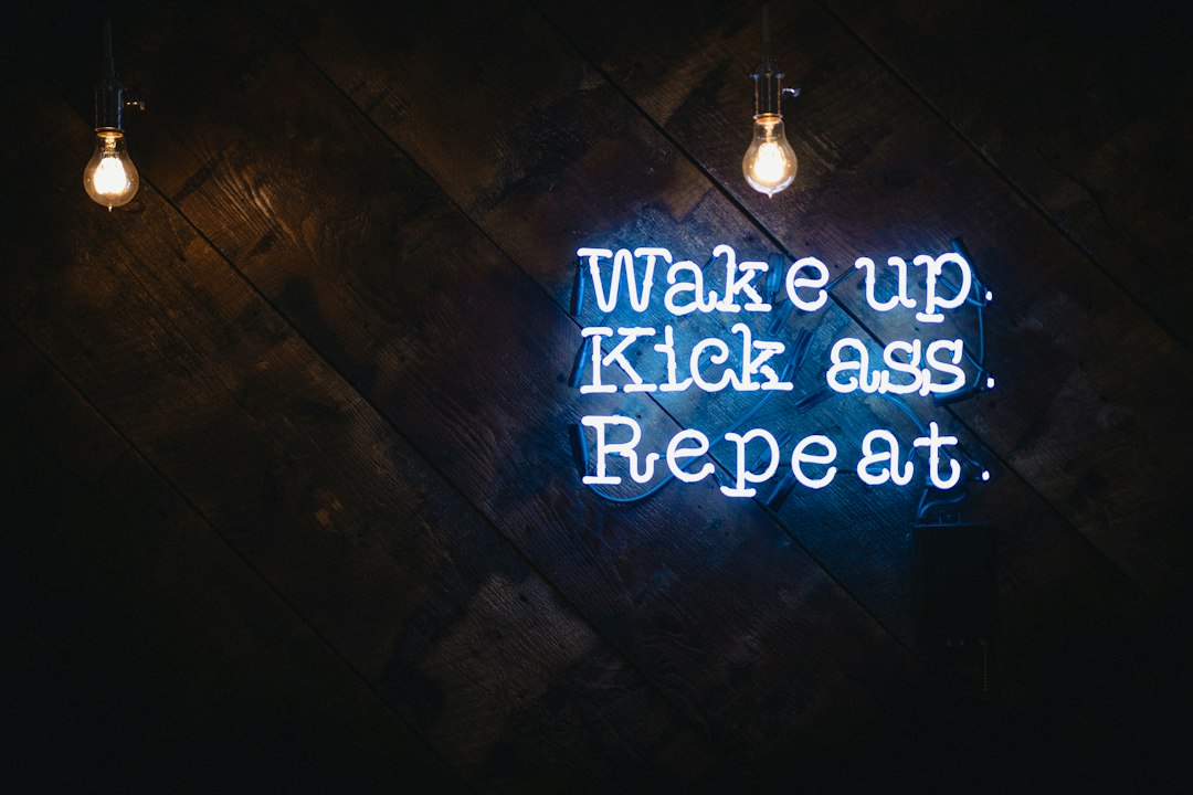Inspirerende fitnessposter in homegym met motiverende quote.