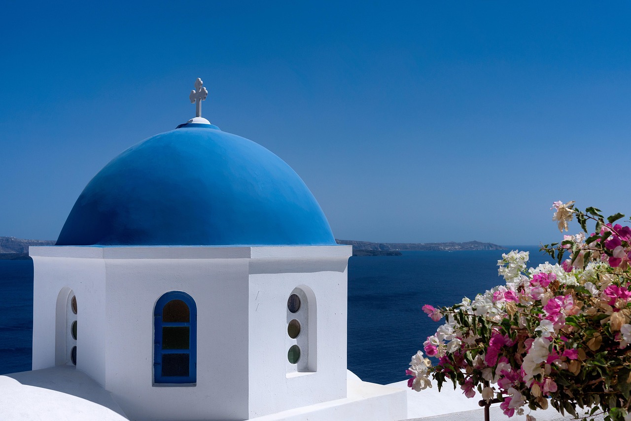 Sneeuw bedekte heuvels met zicht op Santorini's zee. Sneeuw bedekte heuvels met zicht op Santorini's zee.